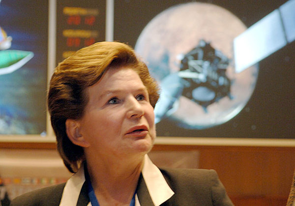Tereschkowa besucht Satellitenkontrollzentrum