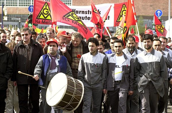 Opel-Mitarbeiter demonstrieren für das neue Betriebsverfassungsgesetz