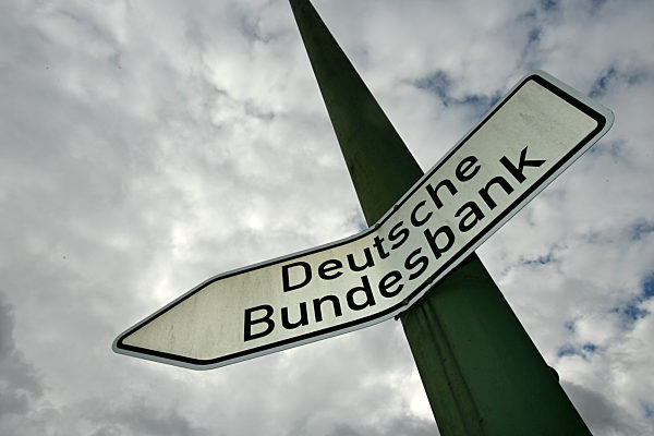 Ein verbogenes Schild weist am 13.10.2009 in Frankfurt am Main auf die...