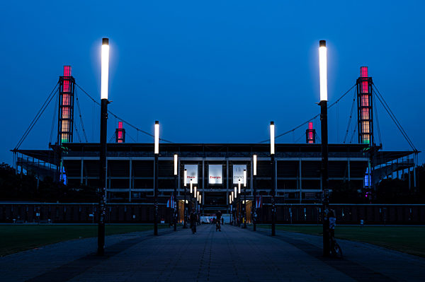 Fußball EM - Regenbogen-Beleuchtung in Köln