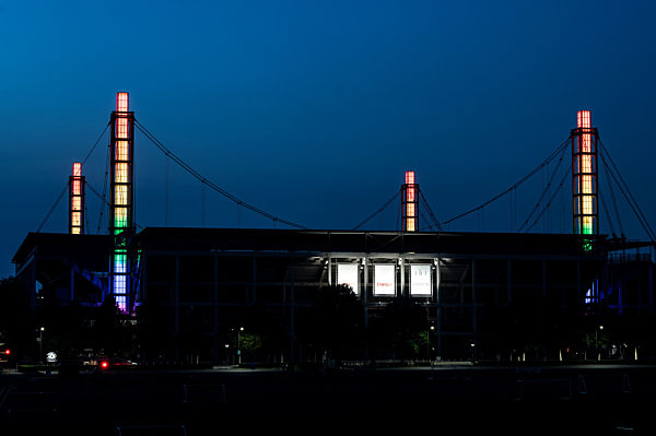 Fußball EM - Regenbogen-Beleuchtung in Köln