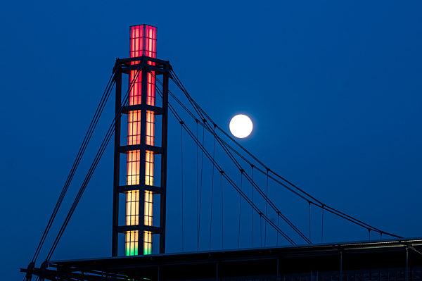 Fußball EM - Regenbogen-Beleuchtung in Köln