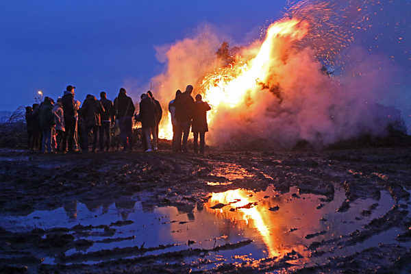 Osterfeuer brennen