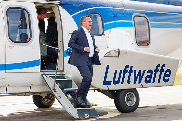 Einziges Kampfhubschrauberregiment des Deutschem Heeres praesentiert sich dem Bundesminister der Verteidigung, Boris Pistorius