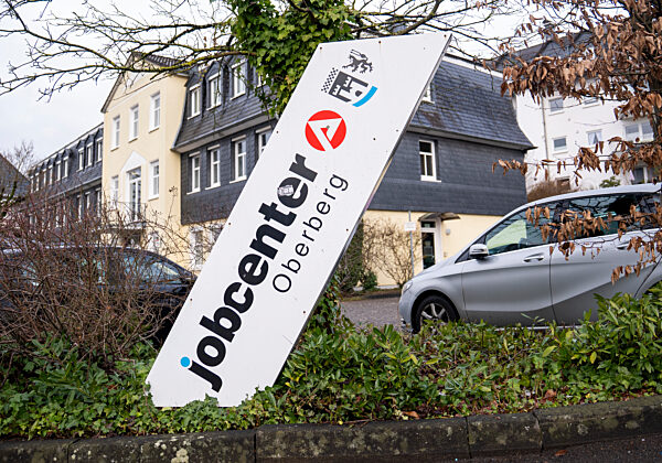 Schild des Jobcenters Oberberg in Waldbröl, Nordrhein-Westfalen. Symbolbild zum Thema Bürgergeld, Arbeitslosigkeit und Sozialleistungen.