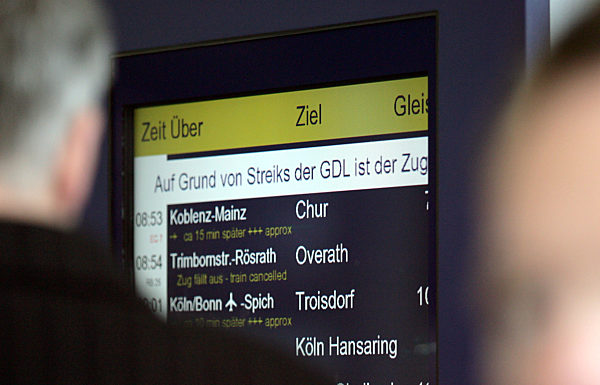 Bahnreisende blicken am Donnerstag (25.10...