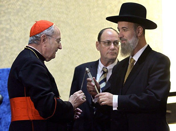 Der Kölner Kardinal Joachim Meisner (l) übergibt am Freitag (09.11...