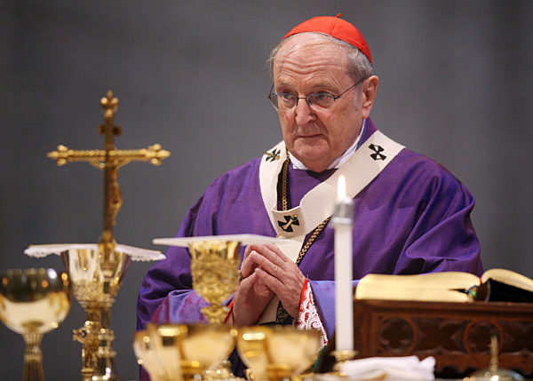 Der Kölner Erzbischof Joachim Meisner feiert am Sonntag (10.02...