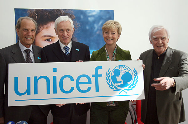 Der UNICEF-Vorsitzenden Jürgen Heraeus (l)...