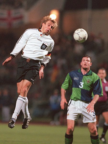 Jürgen Klinsmann springt zum Kopfball