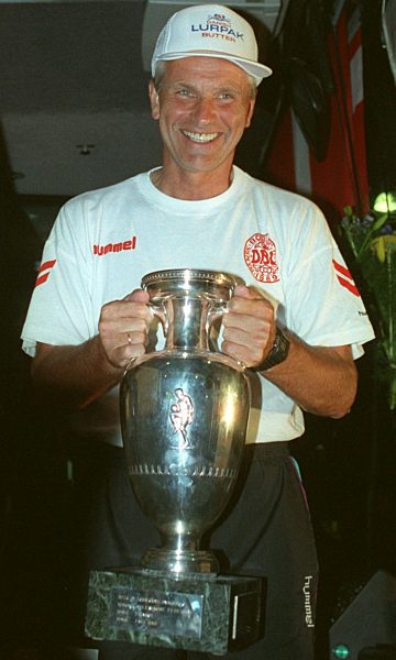 Fußball-EM '92: Möller-Nielsen mit EM-Trophäe