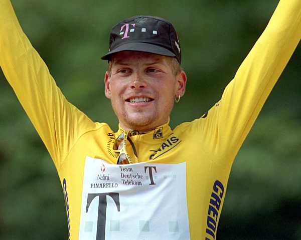 Rad: Jan Ullrich in Gelb auf dem Tour-Siegerpodest