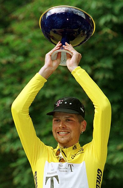 Rad: Jan Ullrich mit der Tour de France-Trophäe