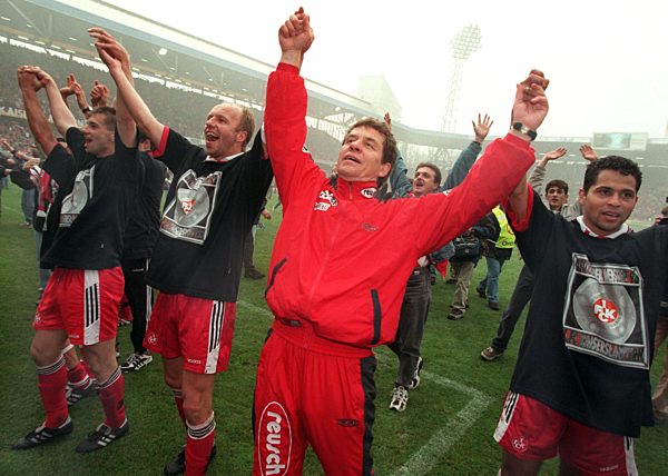 Fußball: Trainer und Team des 1. FCK jubeln