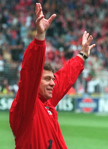 Fußball: Jubelnder Otto Rehhagel