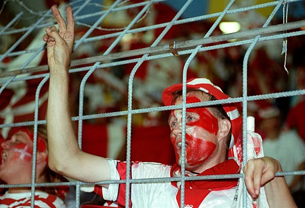 Fußball-EM '92: V-Zeichen eines dänischen Fans