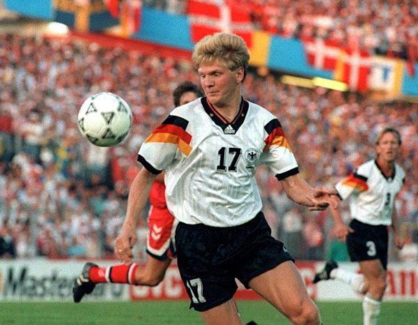 Fußball-EM '92: Stefan Effenberg im Finale am Ball