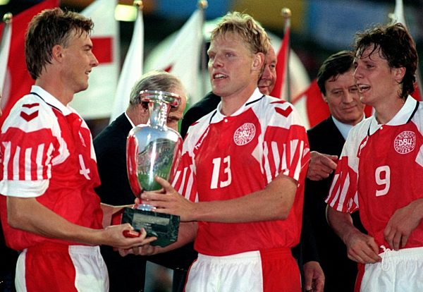 Fußball-EM '92: Feiernde dänische Spieler mit Pokal