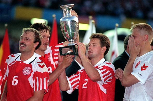 Fußball-EM '92: Feiernde dänische Spieler mit Pokal
