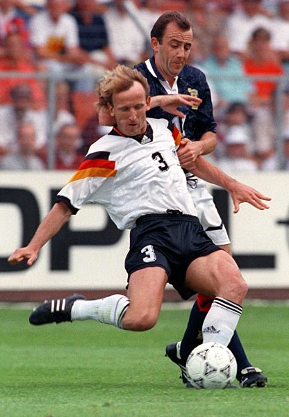 Fußball-EM '92: Brehme gegen Schottland in Aktion