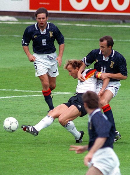 Fußball-EM '92: Brehme gegen Schottland in Aktion