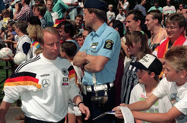 Fußball-EM '92: Berti Vogts geht zum Training