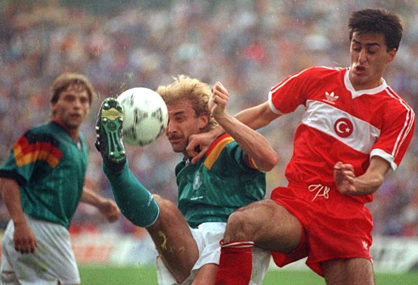 Fußball: Rudi Völler im Türkei-Spiel in Aktion