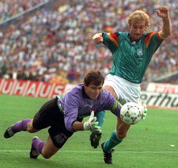 Fußball: Rudi Völler im Türkei-Spiel in Aktion