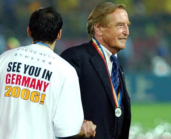 Soccer World Cup 2002: German player Oliver Neuville is being consoled