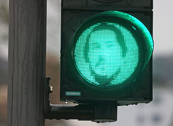 Ampelmännchen mit dem Konterfei von Engels in Wuppertal