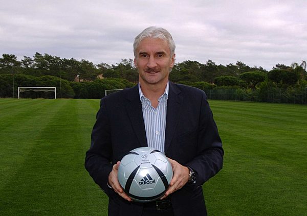 Fußball-EM 2004: Rudi Völler am DFB-Quartier in Almancil