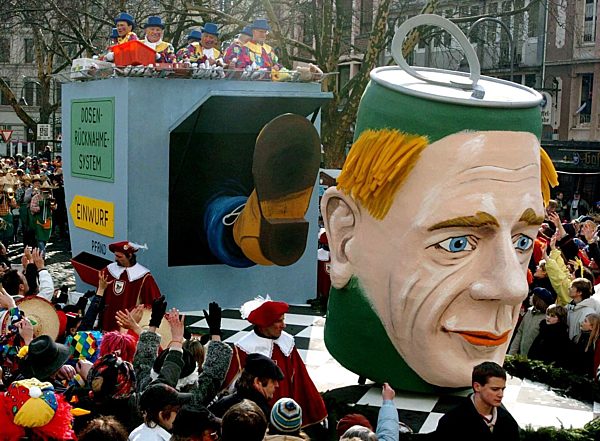 Rosenmontagsumzug in Köln: Motivwagen zum Dosenpfand