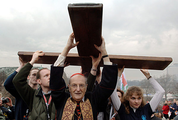 Zusammen mit Jugendlichen trägt Joachim Kardinal Meisner (M) am Samstag (19...