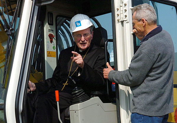 Der Kardinal von Köln, Joachim Kardinal Meisner (l), führt am Donnerstag (31...