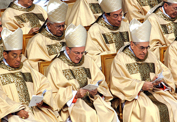 Der Erzbischof von Köln, Joachim Kardinal Meisner (vordere Reihe Mitte)...