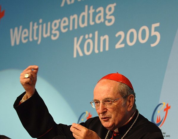 Der Kölner Kardinal Joachim Meisner begrüßt auf einer Pressekonferenz am...