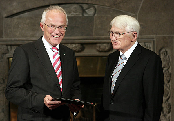 Der nordrhein-westfälische Ministerpräsident Jürgen Rüttgers (l) überreicht...
