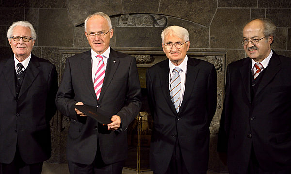 Der nordrhein-westfälische Ministerpräsident Jürgen Rüttgers (2.v.l...