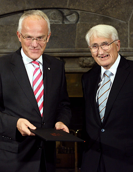 Der nordrhein-westfälische Ministerpräsident Jürgen Rüttgers (l) überreicht...