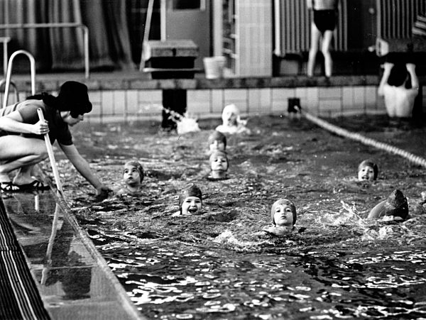 DDR - Schwimmunterricht für die Kleinsten 1970er Jahre