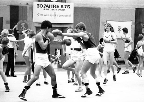 DDR - Sport - Junge Hallenser Boxer in Aktion - 1982