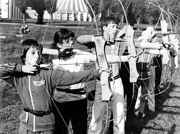 DDR -  Bogenschießen - Junge Sportler in Aktion