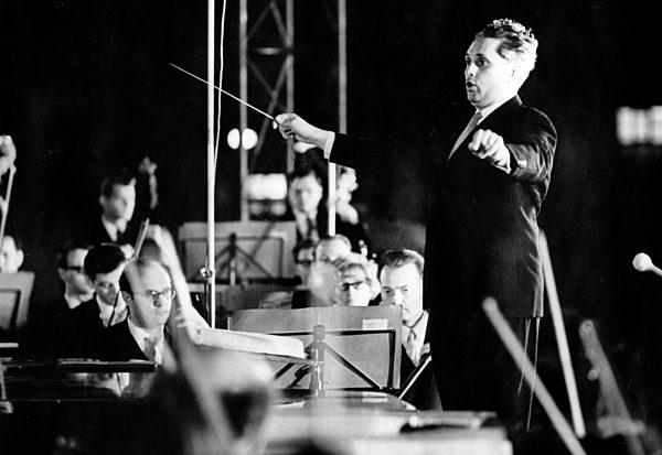 DDR - Kultur - Generalmusikdirektor Olaf Koch dirigiert