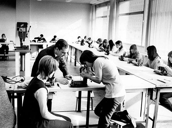 DDR - Ausbildung - Schüler im Elektrotechnischen Kabinett