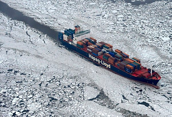 Wetter - Containerschiff auf der Elbe im Eis