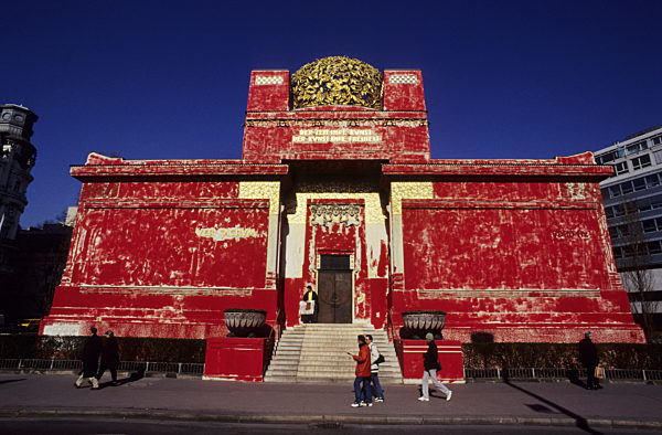 Wiener Secession, Kunstaktion, Vienna Secession in red, art action