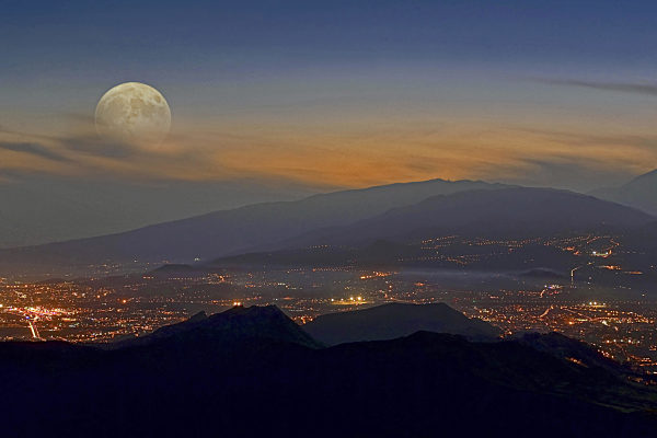 Vollmond über dem Pico del Teide, Blick auf Santa Cruz, full moon over Mount Teide, view of Santa Cruz