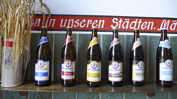 Bierbrauerei - verschiedene Biersorten in Flaschen und Braugetreide , brewery, different bottles ans sorts