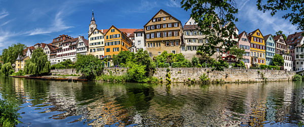 Tuebinger Altstadt mit Stiftskirche und Hoelderlinturm am Neckar, Houses at the Neckar river in Tuebingen with church Stiftskirche and tower Hoelderlinturm