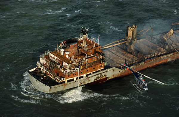 Schiffsunglueck der Pallas vor Amrum, brennende Holzfracht, Oel tritt aus, 11.1998, accident of ship Pallas in front of Amrum, burning timber, 11.1998